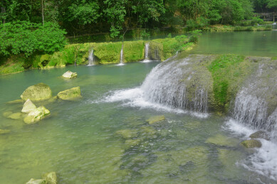 贵州荔波小七孔山谷跌水瀑布优美风光