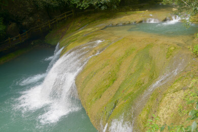 贵州荔波小七孔山谷跌水瀑布优美风光