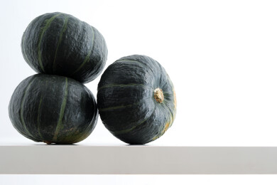 白色桌面上堆放着秋天蔬菜瓜果南瓜贝贝南瓜