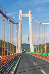 现代悬索桥公路风光