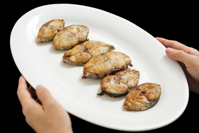 黑色背景上的一盘子海鲜美食年夜饭香煎鱼块