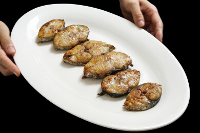 黑色背景上的一盘子海鲜美食年夜饭香煎鱼块