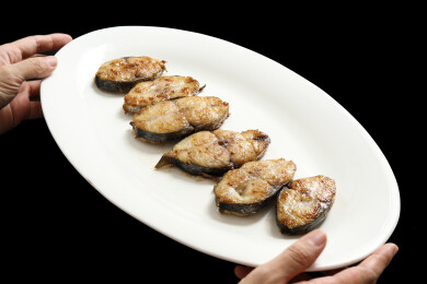 黑色背景上的一盘子海鲜美食年夜饭香煎鱼块