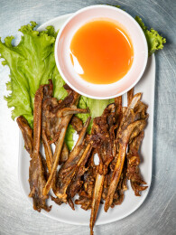 配有泰式甜辣蘸酱的炸鸭下巴