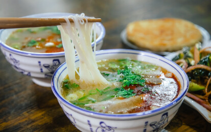 河南一家餐厅里的羊肉汤粉