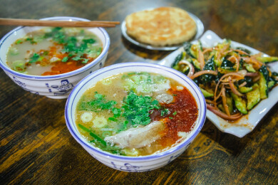 河南一家餐厅里的羊肉汤粉