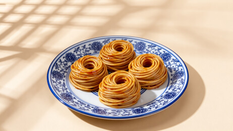 青花瓷盘上的窝头面食