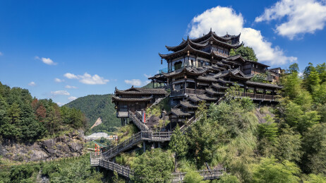 航拍望仙谷悬崖上的古村落