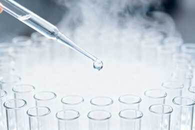 实验室滴管滴液实验场景