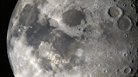 月球表面陨石坑特写