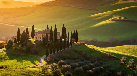 夕阳下的山丘农舍风光
