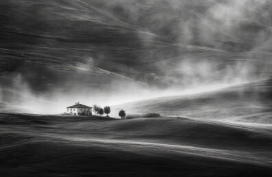 雾中孤屋与起伏山丘