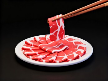 牛肉片筷子黑底白盘