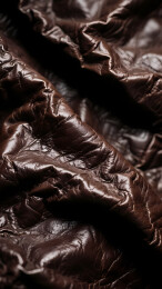 深棕色皮革的奢华质感
