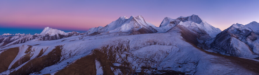 中国西藏山南市库拉岗日北坡等雪山全景