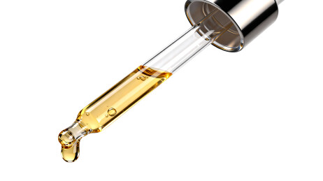 滴管里的黄金精华液背景