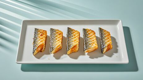 白色方盘里的多块带馅点心