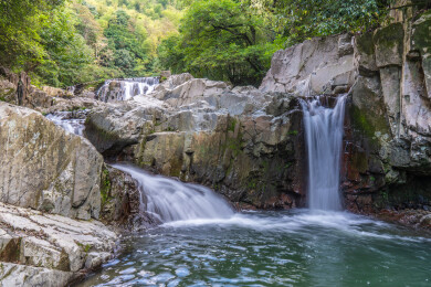 景区内水流形成的瀑布和清澈的水潭