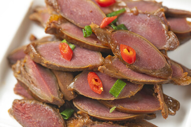 一盘卤鸭胗摆放在桌面上特写