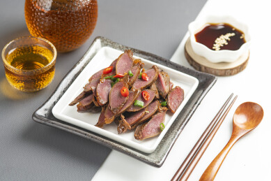 一盘卤鸭胗摆放在桌面上特写