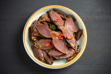 一盘卤鸭胗摆放在桌面上特写