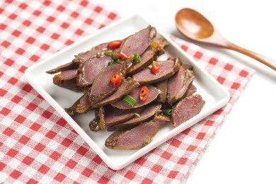 一盘卤鸭胗摆放在桌面上特写