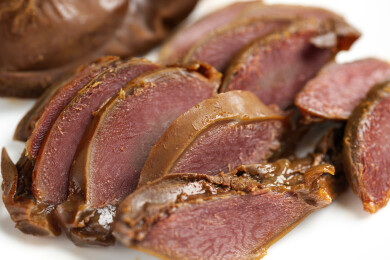 一盘卤鸭胗摆放在桌面上特写