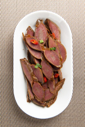 一盘卤鸭胗摆放在桌面上特写