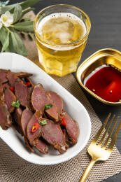 一盘卤鸭胗摆放在桌面上特写