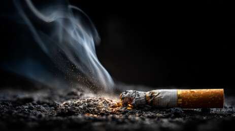 香烟燃烧的火焰与灰烬