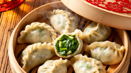 热气腾腾的竹蒸笼饺子