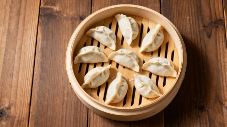 竹蒸笼里的饺子美食