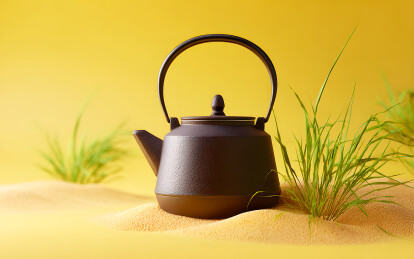 黄沙背景上一个铸铁茶壶