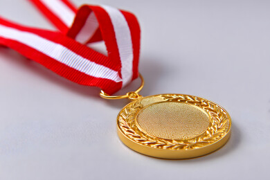 一块金色的奖牌