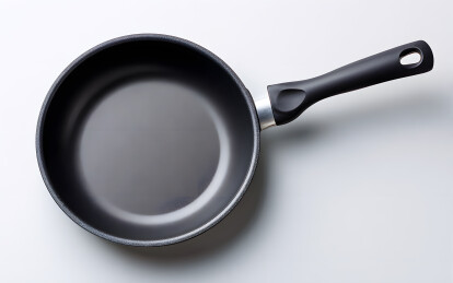 一口黑色的平底锅