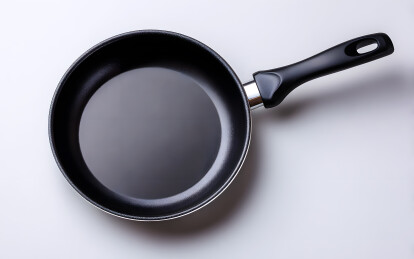 一口黑色的平底锅