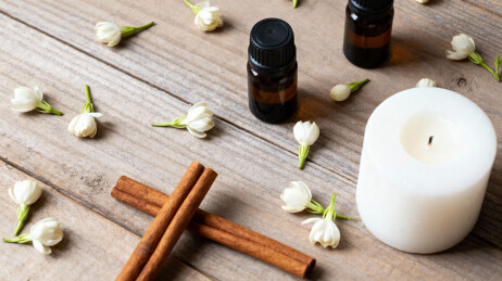 木质桌面香薰精油与花朵摆拍