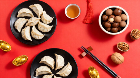 红色背景上的饺子坚果茶点