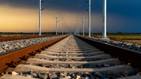 铁轨延伸远方天空壮丽