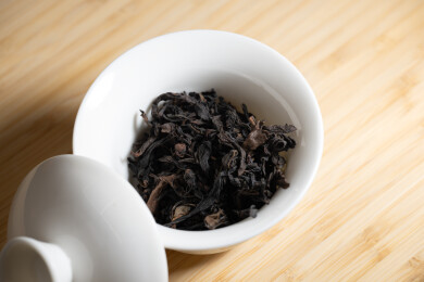 白瓷碗中的干茶叶