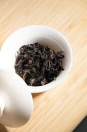 白瓷碗中的干茶叶
