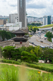 韩国首尔东大门的古老建筑与现代都市风光