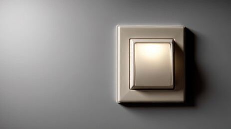 墙壁上的银色开关