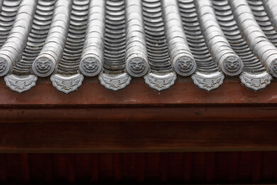 雨滴从屋顶的瓦片上滴下