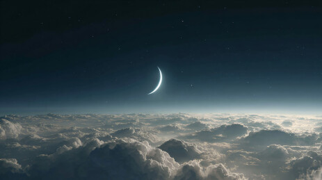 夜空中的月牙与云海