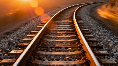 夕阳下延伸的铁轨光影