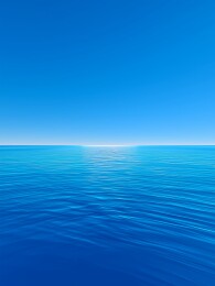 平静的蓝色海洋与天空