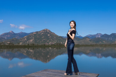 在江门银湖湾湿地公园的穿牛仔裤的长腿美女