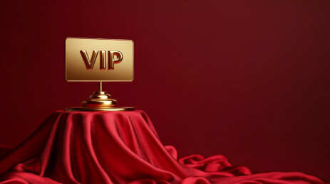 金色VIP牌置于红色绸缎台座