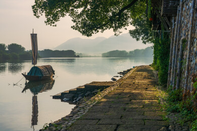 中国丽水古堰画乡的瓯江和渔船和山